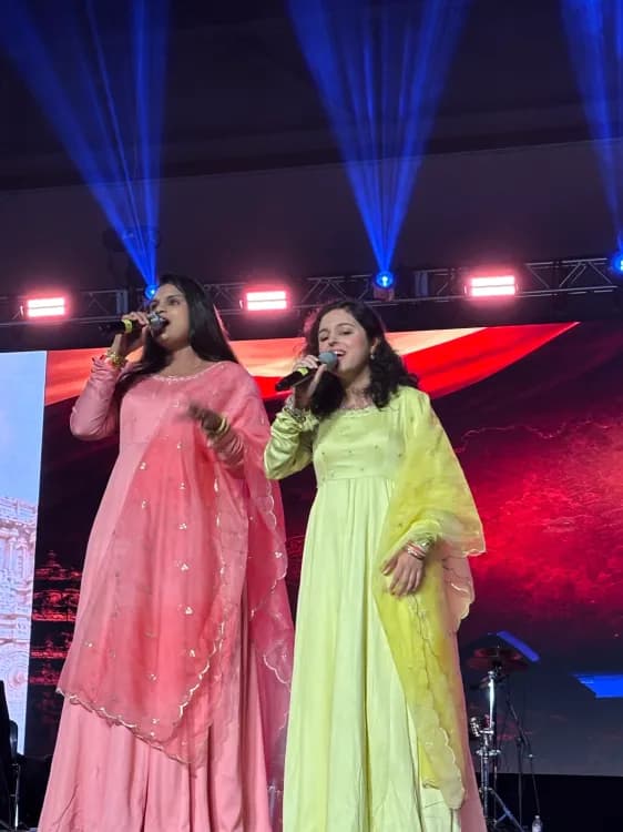 Both artists on the stage singing together